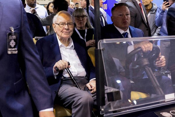 Warren Buffett Retires at 94, Shakes Berkshire Hathaway