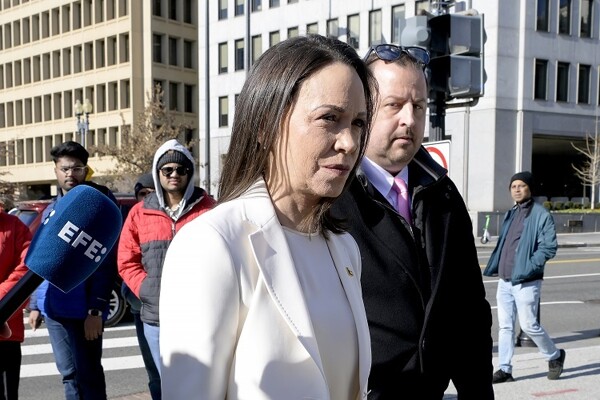 玛丽亚·科里娜·马查多在白宫与唐纳德·特朗普会面