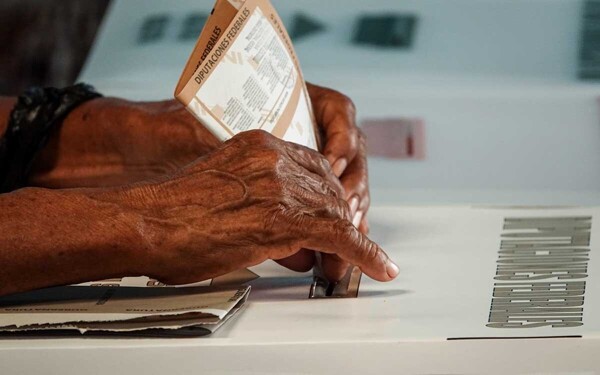 世界经济论坛主席因与爱泼斯坦的联系而辞职