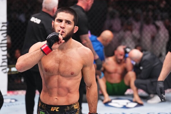 Ислам Махачев отправляет Дастина Порье в UFC 302 бое за титул чемпиона в легком весе