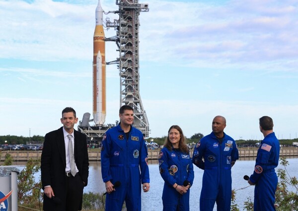 NASA将SLS火箭运至发射台，准备“阿尔忒弥斯2号”任务