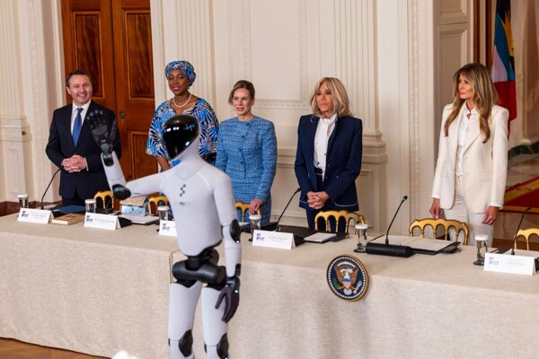 Melania Trump presenta un robot humanoide en una cumbre en la Casa Blanca