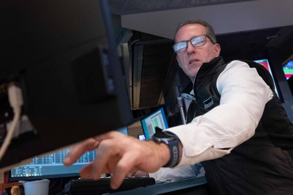 NASDAQ Rises After Data Center Outage