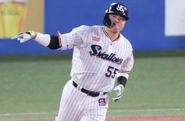 Japanese baseball player Murakami signs with Chicago White Sox