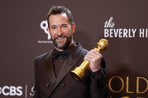 Noah Wyle Wins Golden Globe Over Diego Luna