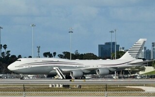 特朗普因电气问题更换飞机