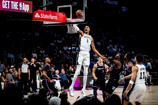 Lucha por el liderato en la NBA: Thunder y Spurs en lo alto, Lakers y Mavericks caen