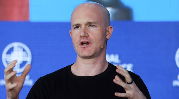 Генеральный директор Coinbase призывает к переоценке листингов