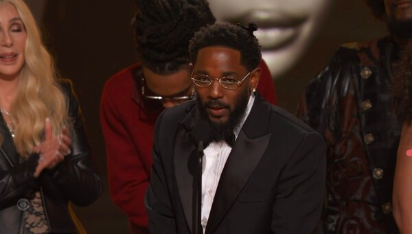 巴迪·班尼和阿根廷人在第68届格莱美奖上大获全胜