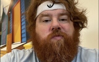 美国男子将自己锁在房间里一年