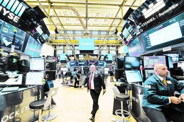 US Stocks Decline Amid Cryptocurrency Market Drop