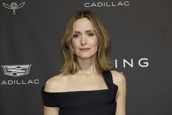 罗斯·伯恩赢得金球奖