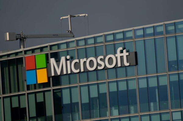 Microsoft Shares Drop 10% Amid AI Concerns