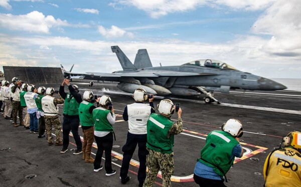 巴拿马和萨尔瓦多军官访问尼米兹号