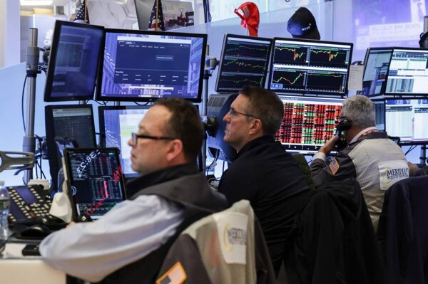 US Markets Await Key Economic Data