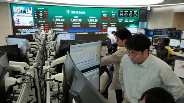 Oil Prices Rise, Asian Markets Fall Amid Hormuz Strait Blockade