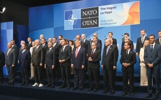 Американские дипломаты и генералы призвали сохранить приверженность НАТО