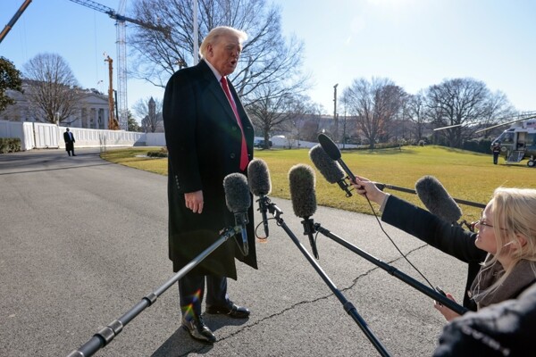 特朗普表示将向伊朗反对派提供经济援助