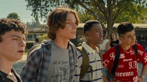 Новая подростковая комедия Netflix попадает в десятку лучших