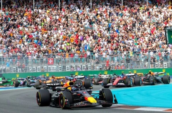 Piastri Maintains Lead in Miami Race