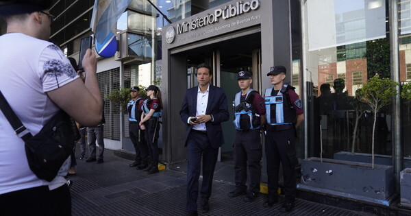 莫雷蒂与圣洛伦索的权力：经济为首要任务