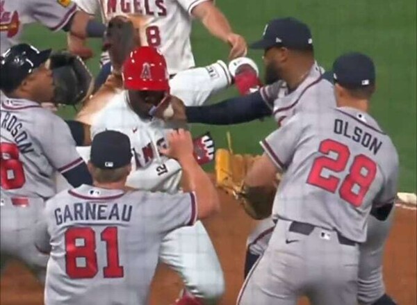 MLB投手和击球手因场内斗殴被禁赛