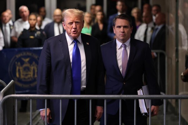 Адвокаты Трампа просят снять запрет на выступления после суда