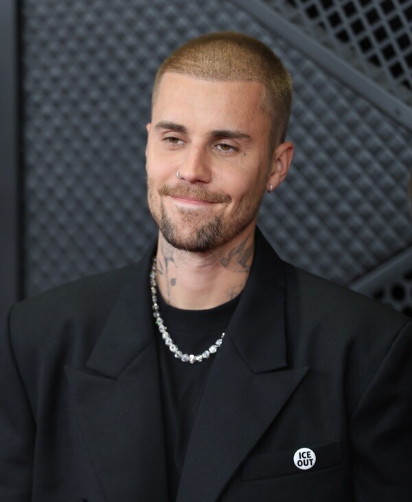 比莉·艾利什和贾斯汀·比伯佩戴反ICE徽章出席格莱美奖