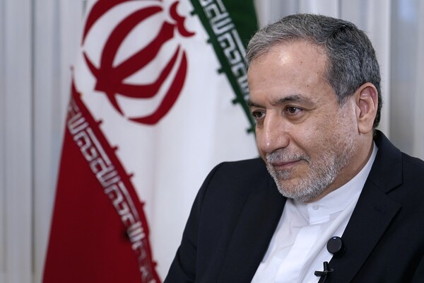 特朗普因抗议暂停与伊朗对话