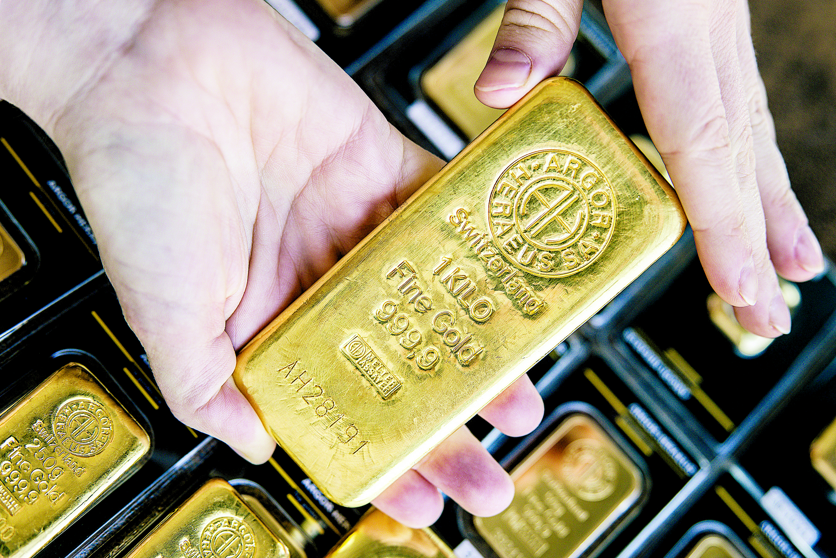 Цены на золото остаются стабильными выше $2500