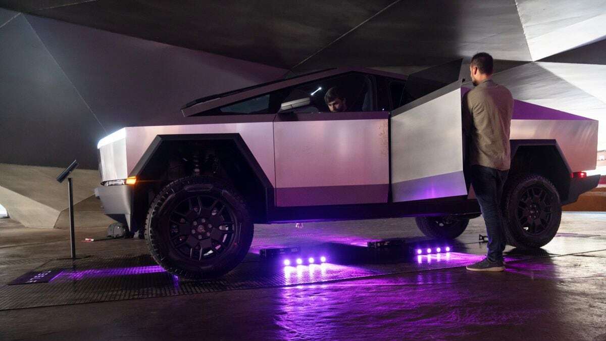 Tesla снова отзывает Cybertruck из-за проблем с безопасностью