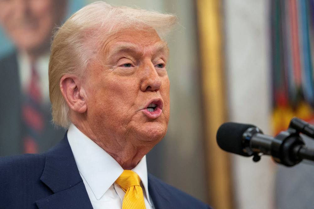 US Supreme Court Temporarily Blocks Trump’s Request